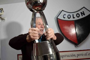 ELLITORAL_394795 |  Hugo Pascucci Cambió la historia. La producción exclusiva de El Litoral, que se dio hace dos meses, cuando Colón volvió de San Juan con la Copa. El presidente José Néstor Vignatti, el trofeo y el diario de Santa Fe como testigo.