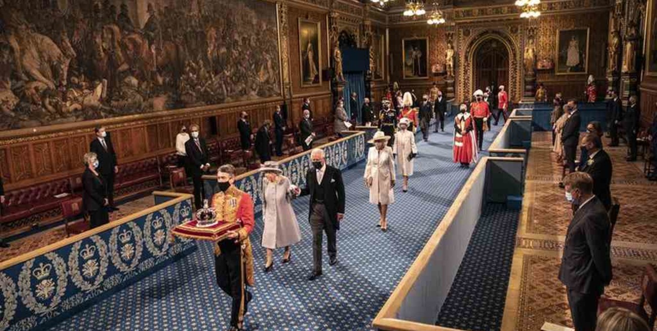 La reina Isabel expuso las prioridades del Gobierno británico al inaugurar las sesiones parlamentarias