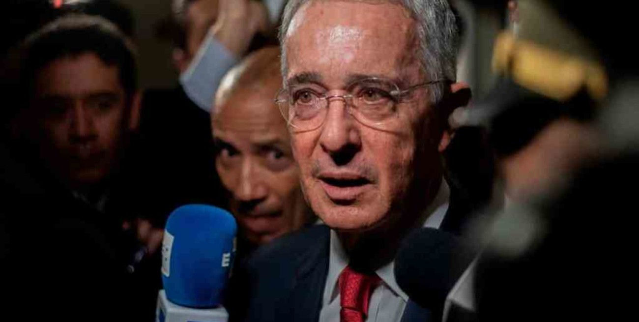 Álvaro Uribe seguirá en arresto domiciliario