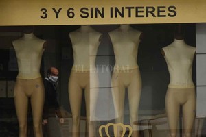 ELLITORAL_313166 |  Mauricio Garín El registro gráfico es del 5 de mayo. Un local comercial de la ciudad cerrado, con sus maniquíes  desnudos .