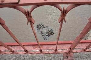 ELLITORAL_299120 |  Guillermo Di Salvatore A la vista. Los restos que aparecieron junto a la pila oeste del Puente Colgante, se ven con claridad desde el viaducto.