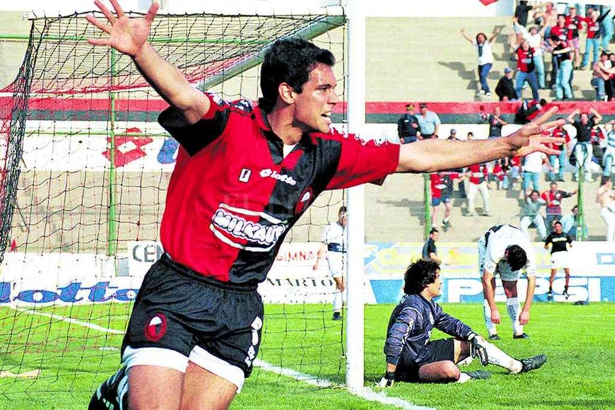 ELLITORAL_359244 |  Alejandro Villar Colón capítulo 1. Un testimonio tremendo del archivo de El Litoral: su único grito en la temporada 1999/2000 en Santa Fe cuando debutó con la sangre y luto. Fue a Gimnasia y sólo jugó 5 partidos.