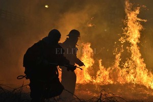 ELLITORAL_318173 |  Manuel Alberto Fabatía Full time. Los 9 bomberos zapadores que actuaron este miércoles en la isla y luego en Santo Tomé, debieron sofocar además otros 17 incendios.