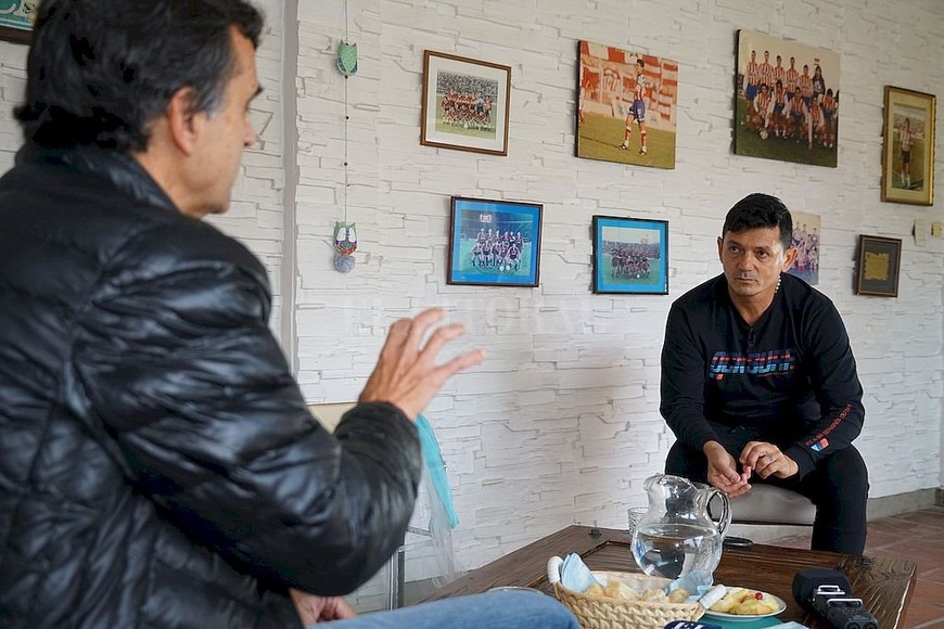 ELLITORAL_310393 | Juan Víttori-Fernando Nicola Darío Cabrol y la charla con El Litoral en la tranquilidad de su casa. Un recorrido por la vida de alguien que no pasó, ni pasa, ni pasará desapercibido. Un talentoso que supo brillar y que tiene muchas cosas para contar y muchos pensamientos para transmitir.