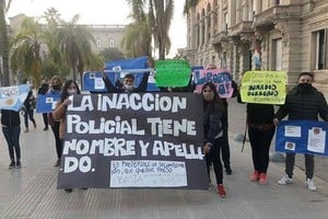 Facebook Santa Fe Emergencias Frente a tribunales, en la Plaza 25 de Mayo, un grupo de personas autoconvocadas reclamaba  justicia  y exigía el sobreseimiento del uniformado.