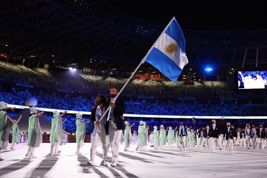 ELLITORAL_395731 |  Gentileza Cecilia Carranza y Santiago Lange, campeones de vela en Río 2016, llevan la bandera argentina en la ceremonia de apertura de Tokio 2020.