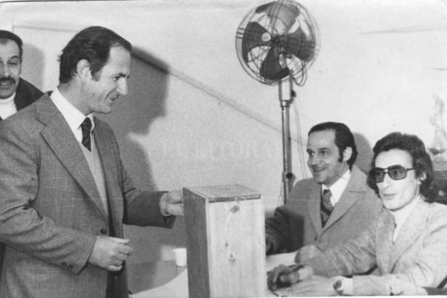 ELLITORAL_323004 |  El Litoral El 1 de setiembre de 1974 el doctor Marcolín emitía su voto en aquellas elecciones en Colón.