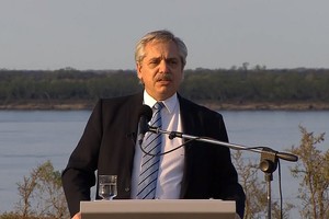 NA NOTICIAS ARGENTINAS SANTA FE 
AGOSTO 28: El Presidente 
Alberto Fernandez durante el 
acto de firma del Acuerdo 
Federal Hidrovia junto a los 
gobernadores Axel Kicillof 
(Buenos Aires), Omar Perotti 
(Santa Fe), Gustavo Valdés 
(Corrientes), Gustavo Bordet 
(Entre Ríos), Jorge Capitanich 
(Chaco), Oscar Herrera Ahuad 
(Misiones) y Gildo Insfran 
(Formosa)
Foto NA