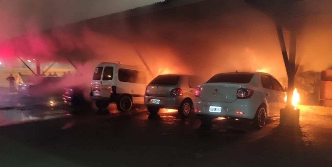 Incendiaron 7 autos en un estacionamiento de Rosario