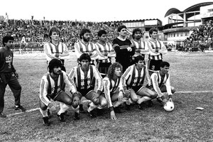 ELLITORAL_371632 |  Archivo El equipo de Unión que le ganó a Colón y ascendió en 1989: abajo, en un extremo Dante Fernández y el otro, con la pelota, Leonardo Madelón.