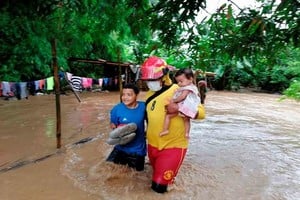 ELLITORAL_335174 |  EFE Los bomberos de Honduras inician operaciones de rescate en Tela, en el Caribe, una zona inundada a causa del huracán Eta este lunes.
