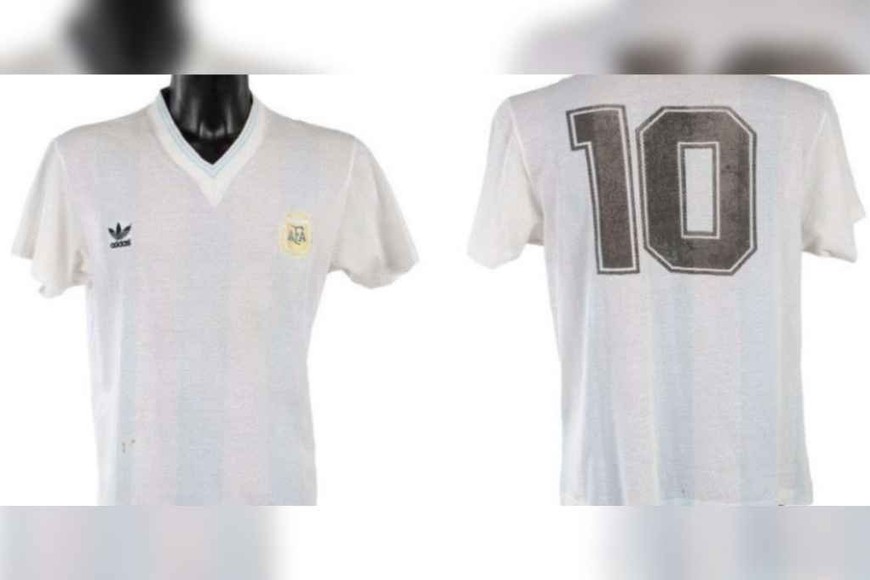 ELLITORAL_391201 |  Gentileza La camiseta de Maradona que fue subastada.