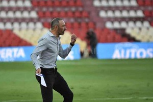 Pablo Aguirre Tiene todo anotado. El  Vasco  Juan Manuel Azconzábal, entrenador del Club Atlético Unión, ya arma el nuevo proyecto futbolístico para lo que se viene en el post Copa América en el fútbol argentino.