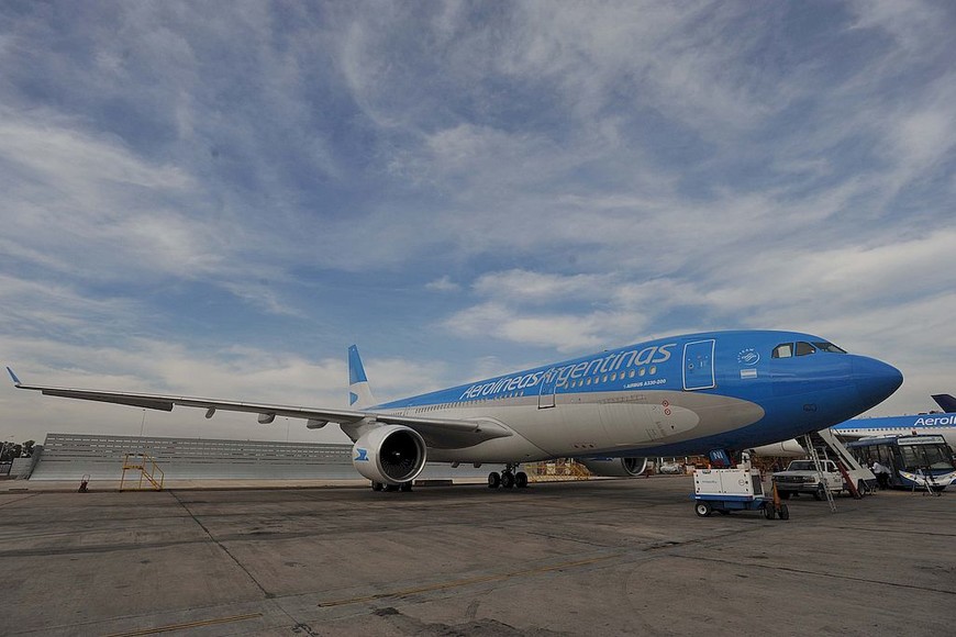 ELLITORAL_304881 |  Télam Télam Buenos Aires, 06/09/2013El nuevo avión Airbus 330/200 arribado ayer al país para fortalecer la flota de Aerolíneas Argentinas.Foto: Carlos Brigo/Télam/aa