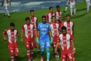 Mauricio Garin Levantar cabeza. Sin dudas, cualquier tipo de análisis que haga el hincha o socio de Unión de cara a lo que se viene en estos dos partidos finales dependerá de volver a ganar y sumar de a tres. Unión está sexto con 15 puntos, a dos unidades del último que clasifica (es el cuarto) que hoy es justamente Independiente con 17 unidades y diferencia positiva de gol.