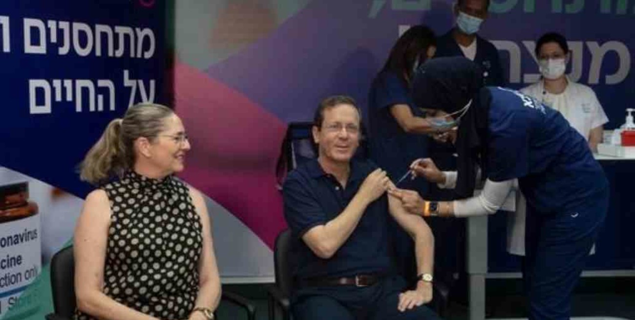 El Presidente de Israel recibió una tercera dosis de la vacuna de Pfizer