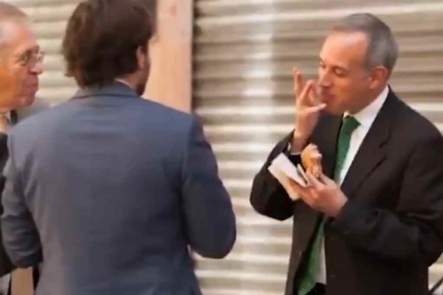 ELLITORAL_396843 |  Gentileza López Gattel, ministro de Salud mexicano, visto comiendo en la vía pública durante la cuarentena estricta. Además, el funcionario fue visto en la calle cuando todavía tenia covid.