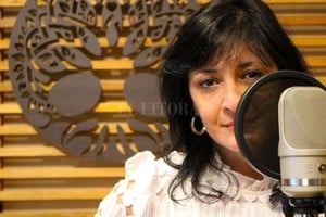 ELLITORAL_307485 |  Gentileza de la artista Eletti en el estudio de Gabriel de Pedro, donde recientemente grabaron un especial para  La seguimos en casa , ciclo del Ministerio de Cultura de Santa Fe.