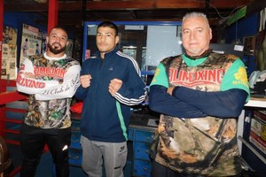 ELLITORAL_386181 |  Gentileza Grupo de trabajo. El  Chino  Mariano Farías entre sus entrenadores, Osvaldo Salami y Walter Zóccola, quienes estuvieron en el rincón del invicto boxeador este sábado en Oncativo, Córdoba.