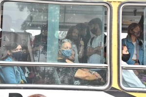 Flavio Raina Colectivo. Esta postal es de el lunes por la mañana, a la hora de la salida del cole. ¿Hay sólo 10 pasajeros parados?