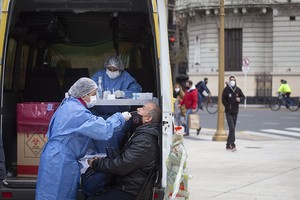 ELLITORAL_387868 |  NA NOTICIAS ARGENTINAS 
BAIRES, JULIO 1: Ciudadanos que 
deseen saber si tienen Covid-19 
en su organismo se realizan un 
test de antÃ­genos rÃ¡pido por 
hisopado en Plaza de Mayo.Foto 
NA: DAMIAN DOPACIO