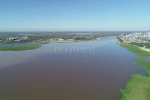 ELLITORAL_376804 |  Fernando Nicola La laguna Setúbal, un claro reflejo de la bajante.
