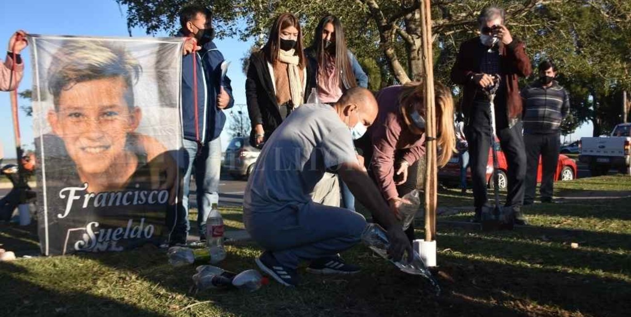 Plantaron un árbol en homenaje a Francisco Sueldo, a dos años de su muerte 