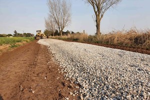 ELLITORAL_347455 |  Mirador Provincial. Se trata de 8,6 kilómetros desde la Ruta Provincial N° 36-S hasta el límite con esa localidad del departamento San Jerónimo. El objetivo era permitir una mejor salida de la producción y llegar en forma segura al establecimiento escolar que está justo en el límite , manifestó el Jefe Comunal.