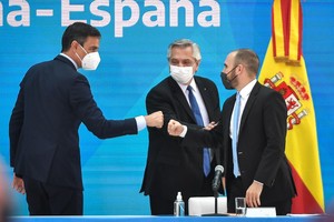ELLITORAL_382245 |  Presidencia de la Nación Martín Guzmán junto al presidente Alberto Fernández y su par de España, Pedro Sánchez.