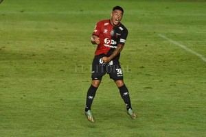 ELLITORAL_345369 |  Mauricio Garín Brian Fernández festejando el gol que le marcó a Independiente, que fue el único que hizo con la camiseta de Colón.