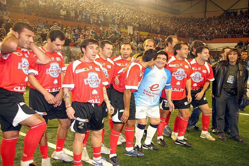 ELLITORAL_340034 |  Archivo El Litoral Argentina-Uruguay. Diego Maradona, en la Tecnológica de Santa Fe, posando con la Selección de Uruguay