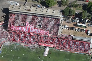 ELLITORAL_351796 |  Pablo Aguirre Cerrar la bandeja. La imagen del 15 de Abril, con la última gran obra en la platea y la panorámica de lo que falta para terminar la tribuna en el estadio tatengue. ¿Se viene el anuncio?.