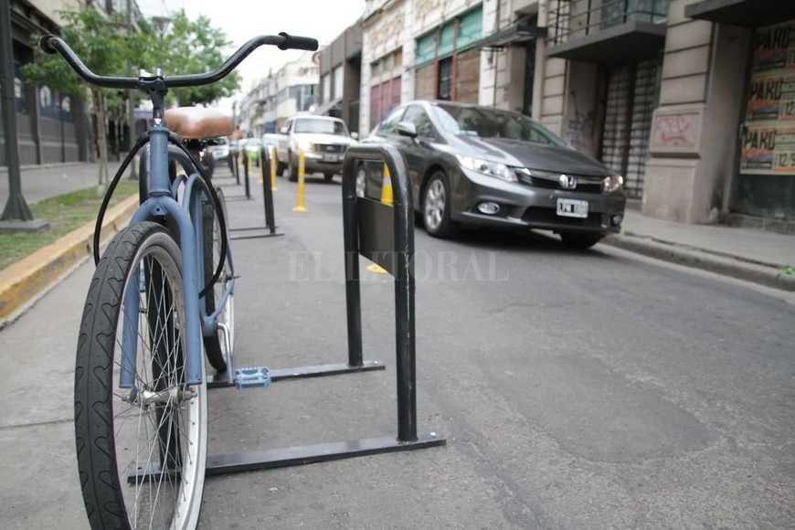 ELLITORAL_379858 |  Pablo Aguirre Bicicleteros. Este es uno en la vía pública, pero faltan los que deben tener los edificios públicos.