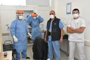 ELLITORAL_376777 |  Flavio Raina Camilleros del nuevo Hospital Iturraspe en pleno preparativo luego de una llamada de urgencia.