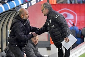 Telam Saludo entre Guardiola y Bielsa antes del partido.