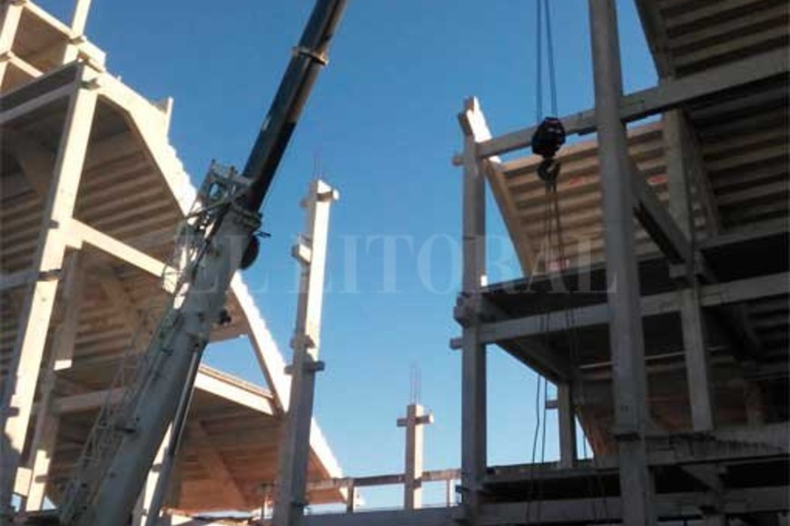 ELLITORAL_392419 |  El Litoral Así estaba post Boca...La grúa de Astori, la empresa cordobesa que construye las estructuras deportivas en Argentina, comenzó a trabajar luego del insólito pedido del cuestionado club de Riquelme: \