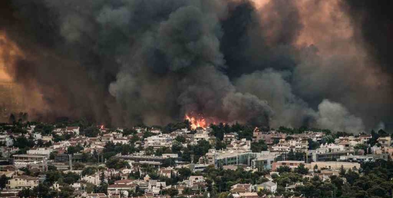 Los incendios siguen amenazando a Grecia y obligan a más evacuaciones
