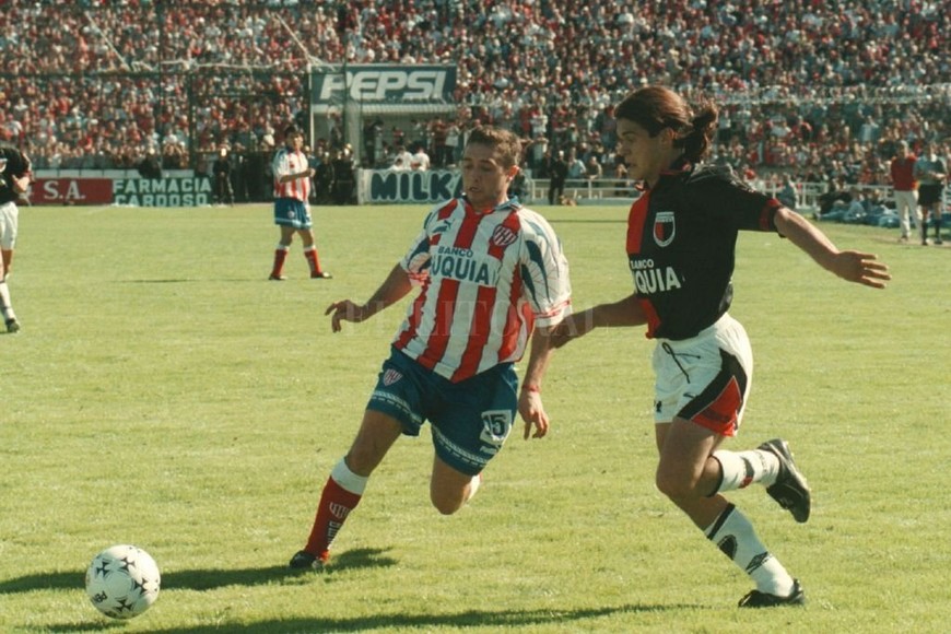 ELLITORAL_302367 |  Eduardo Salva El  Pechu  Suárez en la marca de Silvio Mendoza en un clásico que se jugó en cancha de Colón. Fue otro de los protagonistas de aquella noche en el cilindro