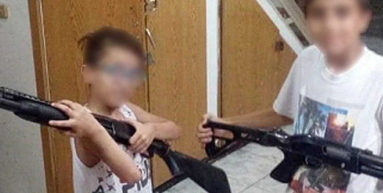 Separan de su cargo a un penitenciario que publicó fotos de sus hijos con ametralladoras en Facebook