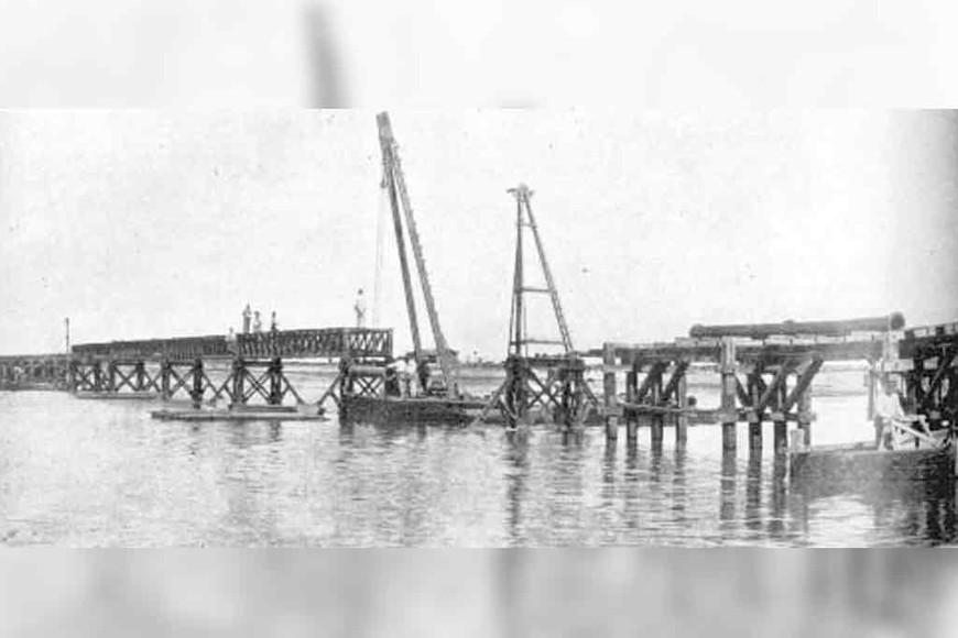 ELLITORAL_299123 |  Archivo. Obra. Colocación de tramos metálicos del puente acueducto terminado en 1909. Observese la robustez de la estructura de los pilares.