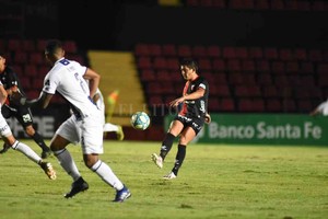 Manuel Fabatía Parecía que el partido con Talleres iba a ser el último del Pulga Rodríguez con la rojinegra de Colón. Dijo a los cuatro vientos que se quería ir y que la decisión era irreversible. Ahora se queda a terminar el contrato.