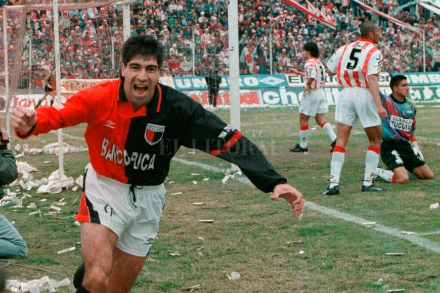 ELLITORAL_374324 |  Archivo El Litoral Gambier festeja su gol frente a San Martín de Tucumán, partido que le dio el ascenso en 1995