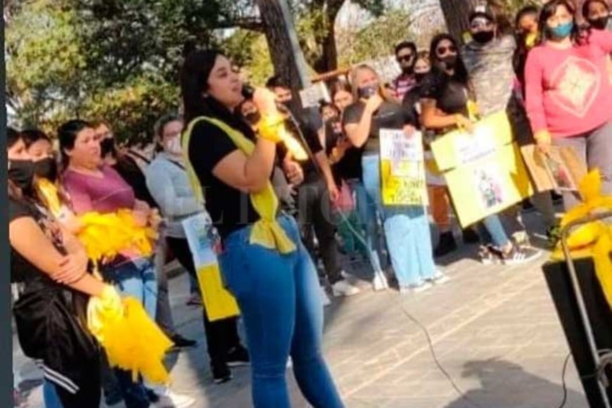 ELLITORAL_399918 |  Gentileza Micaela forma parte del grupo Pañuelos Amarillos Rincón, y acompañó las movilizaciones que se hicieron en Rincón contra los abusos.