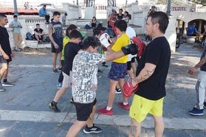 ELLITORAL_396832 |  Gentileza Deporte, recreación y esparcimiento. Todo mediante clases se boxeo para chicos, una iniciativa realizada en la Costanera que seguramente se repetirá.