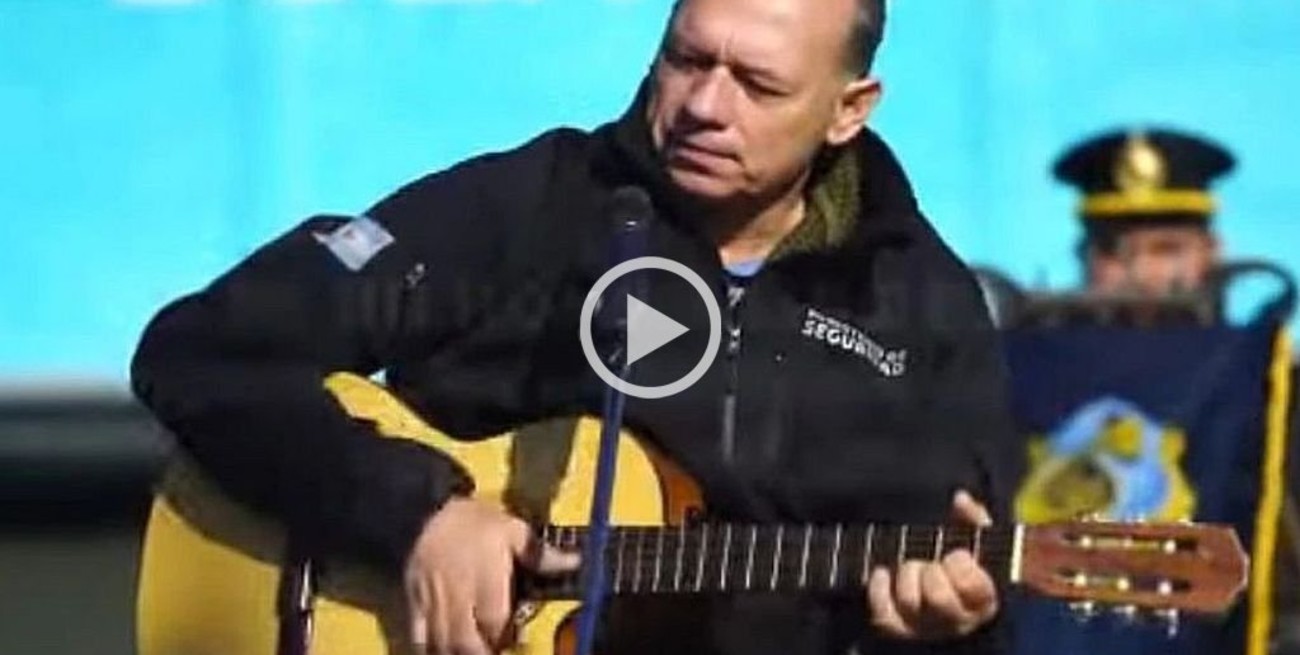 Berni tocó la guitarra y cantó un chamamé para homenajear a los caídos en Malvinas