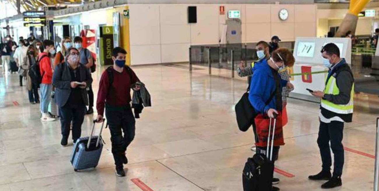 España restringe vuelos de Brasil y Sudáfrica por las variantes del coronavirus