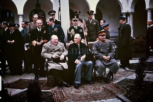 ELLITORAL_391188 |  Archivo Churchill, Roosevelt y Stalin en Yalta (1945), dividiéndose el mundo post nazismo. El trío que enfrío la guerra en sus propios territorios y los calentó en el resto del mundo.