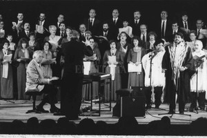 ELLITORAL_401667 |  Archivo El Litoral Escenario. El pianista, junto al Coro Polifónico, durante un concierto en su ciudad natal.