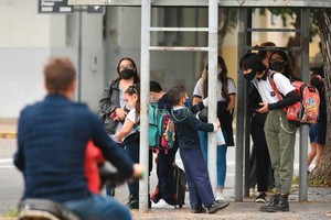 ELLITORAL_364599 |  Mauricio Garín Sube. La provincia dispuso un boleto educativo gratuito, pero los protocolos Covid desaconsejan el uso masivo del colectivo, sin la debida distancia social.
