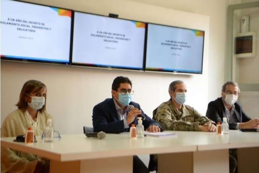 ELLITORAL_363971 |  Gentileza El ministro de Salud Diego Cardozo junto a funcionarios en conferencia de prensa.
